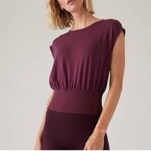 Athleta Ease In Hybrid Tee Aubergine Size L